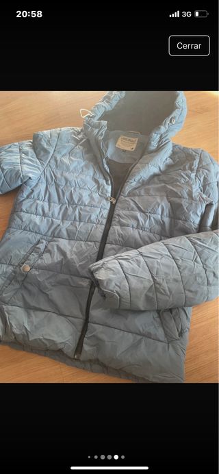 Cazadora acolchada azul con capucha