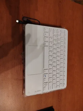 Teclado Portátil Blanco con Touchpad