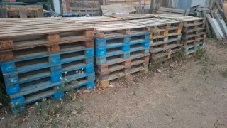 Palets de madera , azules, amarillos y rojos 