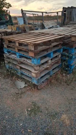 Palets de madera , azules, amarillos y rojos 
