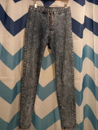 Pantalón vaquero desgastado con cremallera
