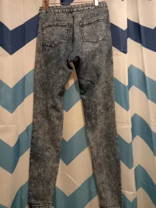 Pantalón vaquero desgastado con cremallera