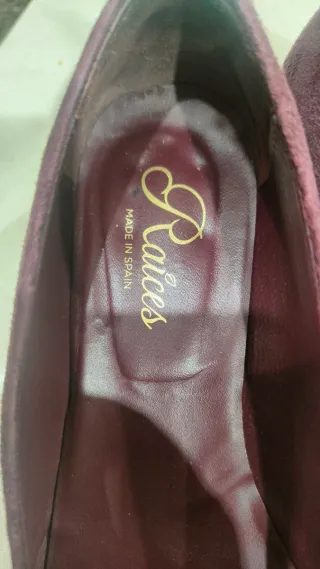 Bailarina de piel color burdeos 