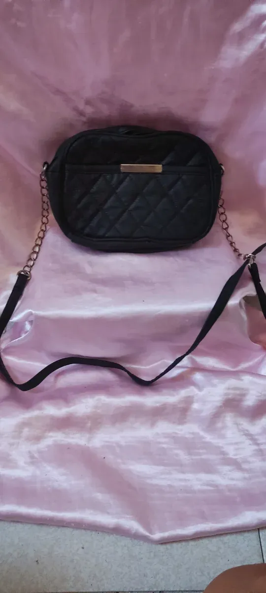 Bolso negro acolchado con cadena