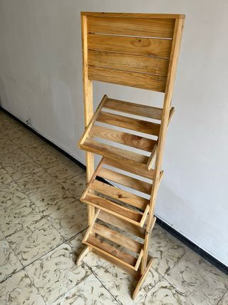 Estantería expositora de madera