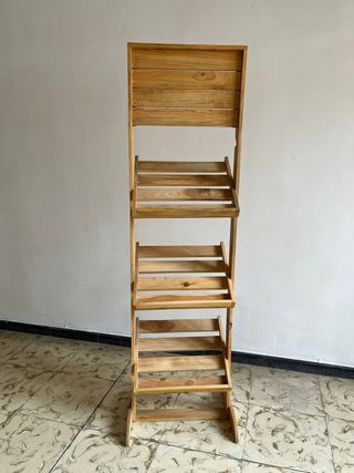 Estantería expositora de madera