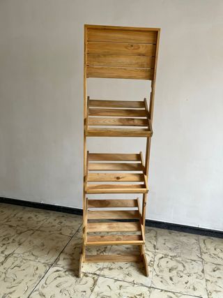 Estantería expositora de madera