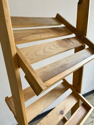 Estantería expositora de madera