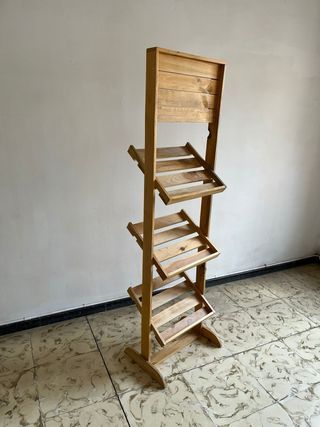 Estantería expositora de madera