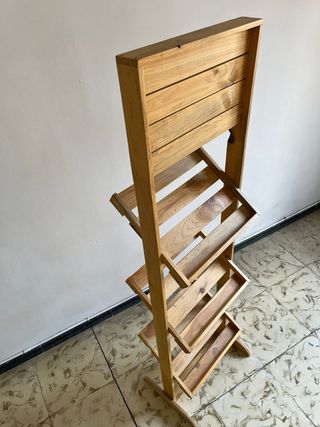 Estantería expositora de madera