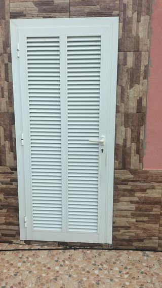 Puerta persiana blanca