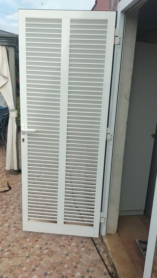 Puerta persiana blanca