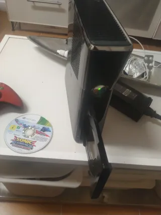 Xbox 360 con juego Sonic All-Stars Racing