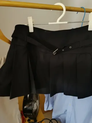 Falda mini negra plisada con cinturón