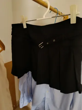 Falda mini negra plisada con cinturón