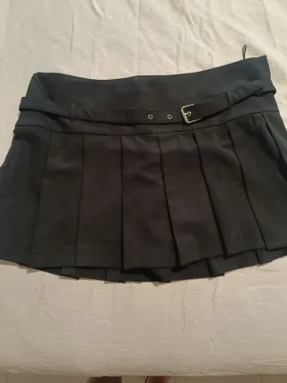 Falda mini negra plisada con cinturón