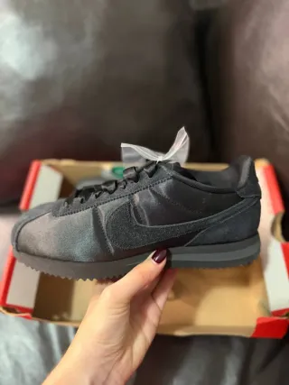 Nike Cortez nere