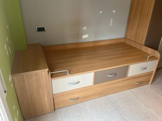 Cama individual de madera con cajones