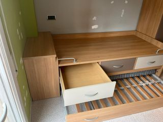 Cama individual de madera con cajones