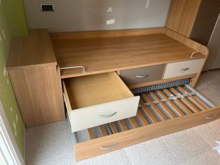 Cama individual de madera con cajones