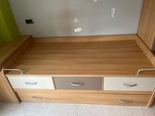 Cama individual de madera con cajones