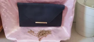 Bolso de fiesta azul marino con cadena dorada