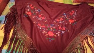 1 Mantilla Española y 2 Mantones de Manila