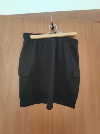 Falda negra con bolsillos