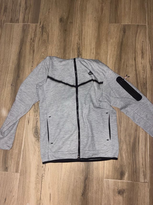 Chaqueta Nike Tech Gris