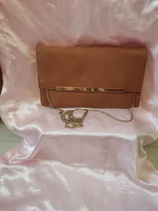 Bolso de fiesta camel con cadena dorada