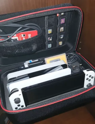 Nintendo Switch OLED in bianco e nero