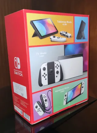 Nintendo Switch OLED in bianco e nero