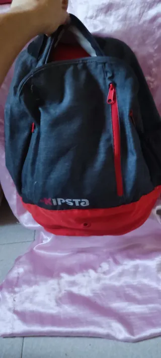 Mochila Kipsta Negra y Roja