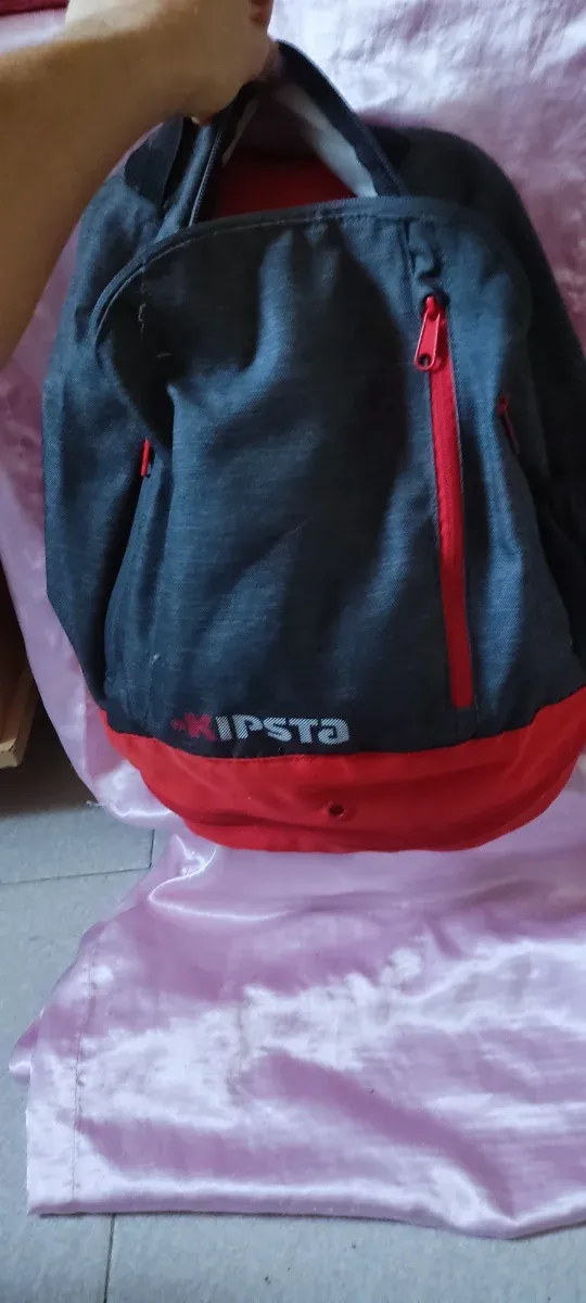 Mochila Kipsta Negra y Roja