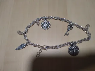 Pulsera plata con charms copo nieve, llave, árbol