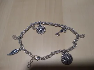 Pulsera plata con charms copo nieve, llave, árbol