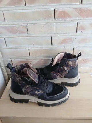 Botines Hispanitas Negros y Multicolor en su caja