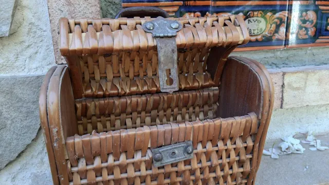 Cesta de mimbre con cierre metálico