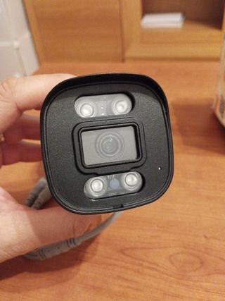 Cámara de vigilancia blanca