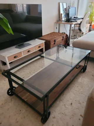 Mesa centro cristal y forja con ruedas