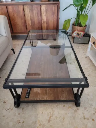 Mesa centro cristal y forja con ruedas
