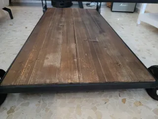 Mesa centro cristal y forja con ruedas