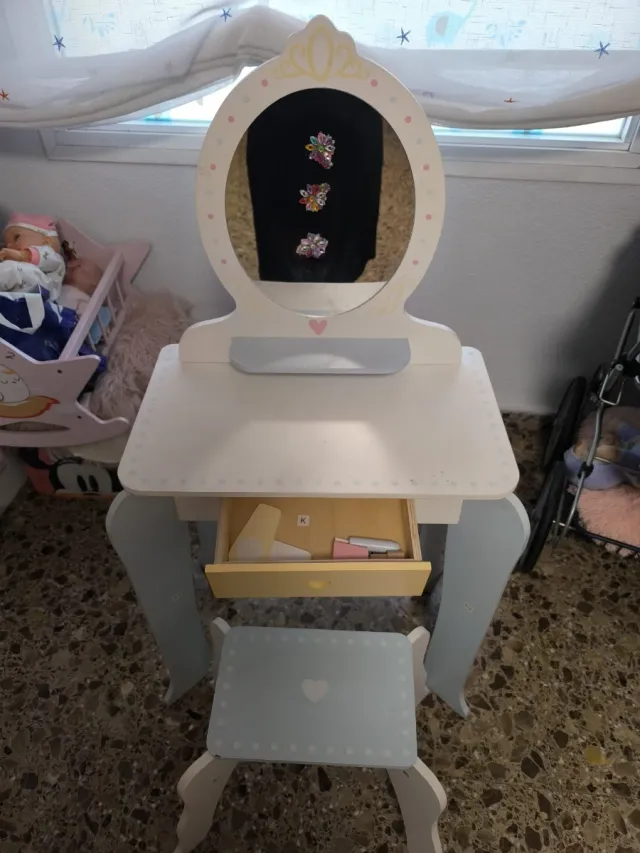 Tocador infantil con espejo y taburete