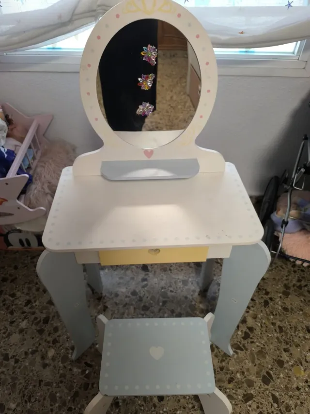 Tocador infantil con espejo y taburete