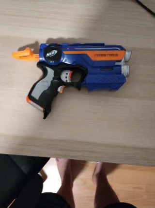 Pistola Nerf Azul y Naranja