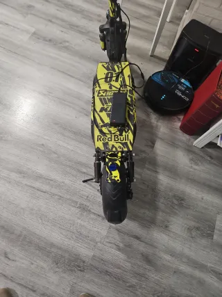 Monopatín Eléctrico Red Bull Amarillo