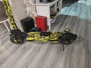 Monopatín Eléctrico Red Bull Amarillo