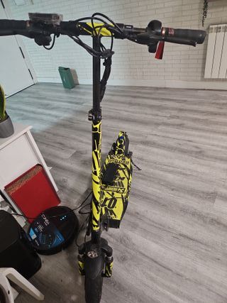 Monopatín Eléctrico Red Bull Amarillo