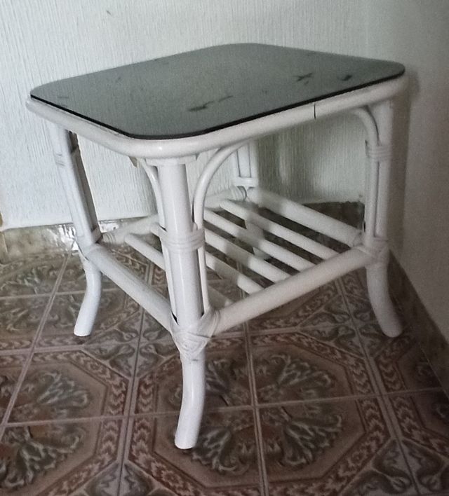 Mesa auxiliar de rincón cristal y ratán