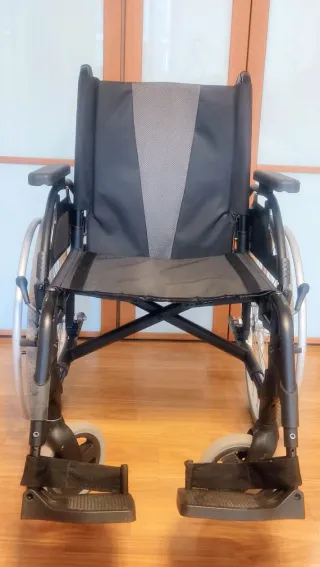 SILLA DE RUEDAS PLEGABLE. MARCA BREEZY.